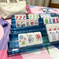 Tuiles de Mahjong Américaines en Coquille de Nacre Simple Couche Lucky Charm Aspen Glow avec Symboles Fantaisistes et Motifs Floraux de Dragon Vibrants