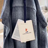 Étiquettes suspendues en papier imperméable imprimées sur mesure avec lamination brillante, œillets noirs et ruban chevron pour marques de vêtements