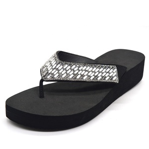 Pantofole <span class=keywords><strong>infradito</strong></span> per ragazze su pantofole personalizzate con tacco alto e cinturino - Product Image 3