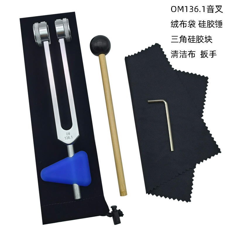 กระเป๋าสีดำ+ค้อนสีดำ+บล็อกสามเหลี่ยม