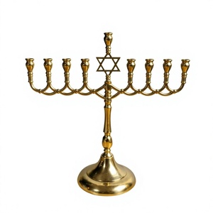 Ménorah en laiton à 9 branches, motif étoile de David, support de bougies fait main pour décoration intérieure moderne et utilisation en mariage - Product Image 1