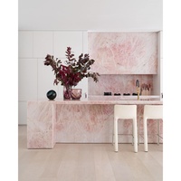 Îlot de cuisine et salle à manger intégrés en pierre de cristal rose naturel de luxe, design flottant français, personnalisable pour toute la maison