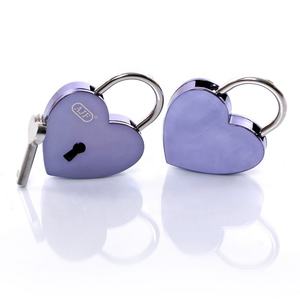 Candado Metálico Colorido en Forma de Corazón de Amor AJF de Gran Venta con Grabado de Nombre Personalizado - Product Image 1