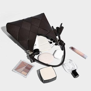 Nouvelle collection de sacs fourre-tout portables en cuir PU tissé haut de gamme pour femmes avec breloque, été automne, luxe fait main - Product Image 6