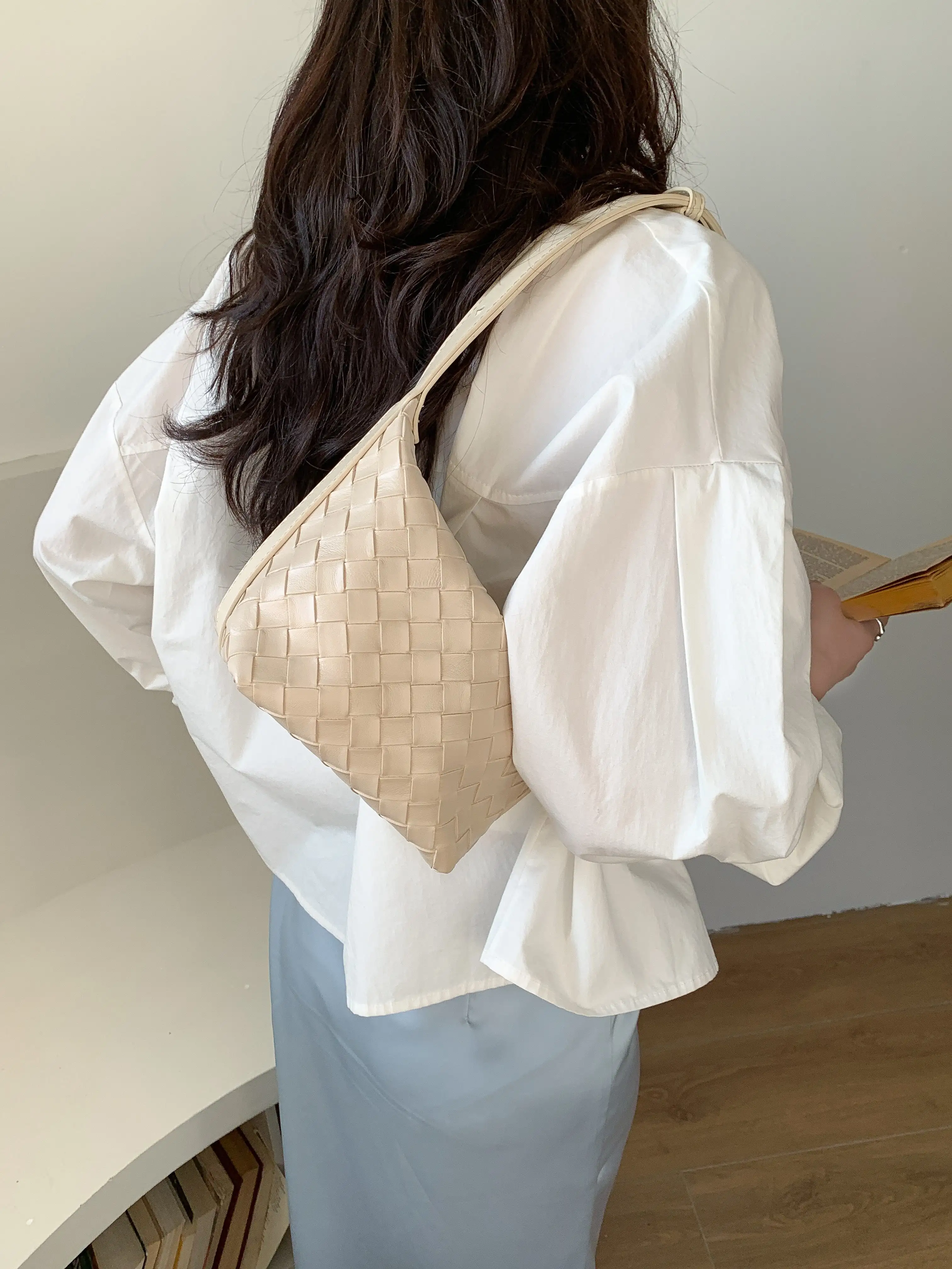 2024 Spring Popular women fashion PU Criss-cross woven Underarm Bucket Handbag Design Shoulder hobo Bag for women wholesale