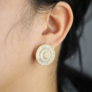 Pendientes de Latón Estilo Hip-Hop para Mujer, Diseño Europeo Americano, con Circonitas, Forma de Mariposa, Chapado en Oro, Corte Princesa - Product Image 4