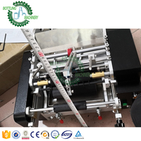 Machine d'étiquetage manuelle pour bouteilles carrées plates en verre de sauce chili à l'huile comestible, avec colle à froid