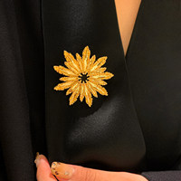 Broche florale ultra-luxe en laiton plaqué or 18 carats, idéale pour les mariages et les événements du soir, bijoux pour femmes, vente en gros