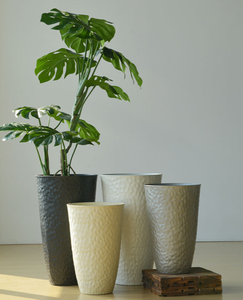 Maceta de Plástico con Acabado Perlado y Textura Martillada, Elegante y Reforzada, para Interiores, Sala de Estar, Balcón u Oficina - Product Image 2