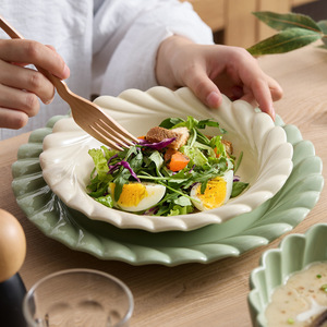 Juego de Vajilla de Cerámica de Lujo con Relieve en Espiral Nórdico, Platos de Porcelana en Blanco Crema y Verde Salvia para Restaurante, Hotel, Venta al por Mayor - Product Image 1