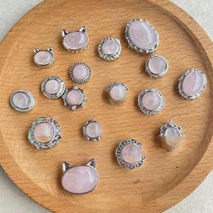 Perles de boîte magique en alliage plaqué argent avec cabochon en quartz rose naturel vintage de 12 à 18 mm avec un trou pour la fabrication de bijoux en DIY - Product Image 1