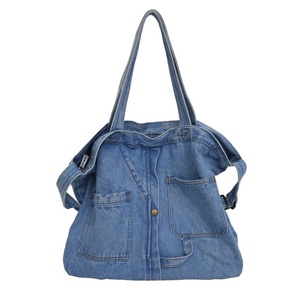 Bolsos cruzados de mezclilla: clásicos y duraderos, con correas ajustables, cierre de cremallera, resistentes al agua, para un transporte elegante y manos libres - Product Image 1