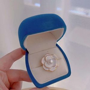 クラシック三次元カメリアブローチ8-9mm天然高品質淡水真珠パーティー用女性用ギフトエンゲージメント - Product Image 6