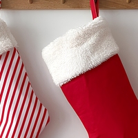 Vente en gros de chaussettes de Noël classiques rouges rayées, garnies de fourrure Sherpa, sacs cadeaux de Noël en tissu pour les fêtes de famille