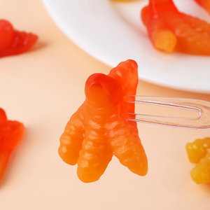 Bonbons gélifiés en gros personnalisés aux saveurs de fruits assortis, sucrés et acidulés, certifiés <span class=keywords><strong>Halal</strong></span>, en forme de pattes de poulet - Product Image 3