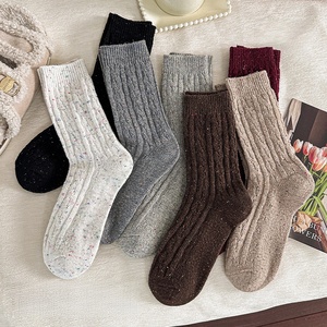 Jingwen OEM Calcetines, Calcetines Térmicos al por Mayor para Mujer, Calcetines de Invierno de Punto Grueso hasta la Pantorrilla, Calcetines de Moda para Mujer - Product Image 1