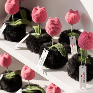 Adornos de flores simuladas hechos a mano, ganchos de tulipanes, plantas en maceta tejidas, flores de hilo tejido para regalar a un amigo mayor. - Product Image 2