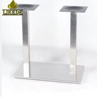 Base de table réglable en acier inoxydable brossé avec fond en plastique robuste pour restaurant, bar et café