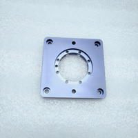 Plaque de montage carrée en acier inoxydable usinée CNC sur mesure, base anodisée noire, trou intérieur de forme spéciale, haute précision