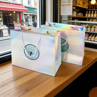 Sac fourre-tout en papier avec surface laser scintillante et poignée personnalisée, sacs en papier de luxe personnalisés pour boutique de mode