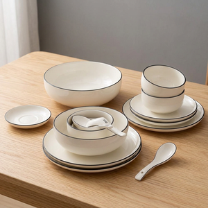 Service de table en céramique fine pour hôtels et restaurants, avec assiettes, bols, tasses et cuillères élégants à bordure décorée, pour la restauration. - Product Image 3