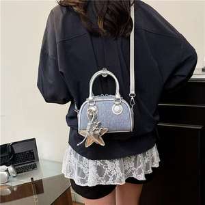 กระเป๋าแบบทูโทนขนาดเล็กพร้อมกระเป๋าถือจี้รูปดาว - Product Image 5