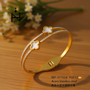 Bracciale Angelina in Acciaio Inossidabile Placcato Oro con Fiore, Gioiello di Moda per Donna, Idea Regalo - Product Image 2