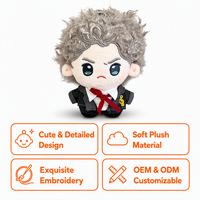 Peluche Anime Personnalisée OEM ODM, Figurine Chibi en Peluche, Jouet Doux, Figurine d'Idole Kawaii Garçon aux Cheveux Bouclés en Uniforme, Cadeau Promotionnel