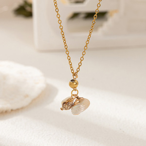 Collier N68T en acier inoxydable plaqué or 18 carats PVD, breloques émaillées à thème plage, finition brossée, étanche et inaltérable - Product Image 6