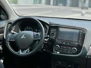 รถยนต์มิตซูบิชิ เอาท์แลนเดอร์ เกียร์ธรรมดา ไฮบริด 7 ที่นั่ง เบาะหนัง ภายในสีอ่อน เครื่องยนต์เทอร์โบชาร์จ ขับเคลื่อนซ้าย - Product Image 4