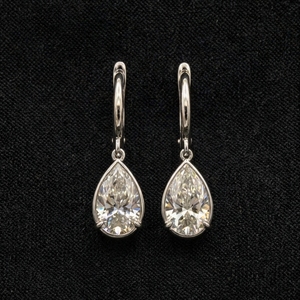 Élégantes boucles d'oreilles créoles en platine pour femme, minimalistes, avec diamant taille poire, légères, pour usage quotidien, idée cadeau, finition étincelante - Product Image 1