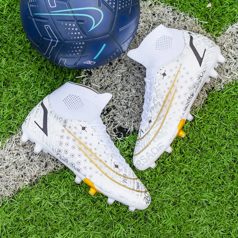 Erkek geniş ayak futbol ayakkabısı futbol ayakkabısı için özelleştirilmiş sınır ötesi yeşil alan eğitimi anti-skid ayak topu