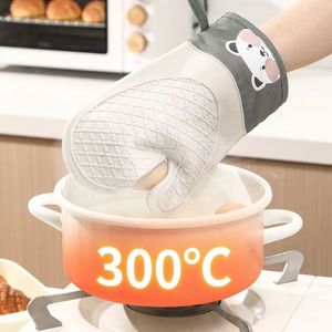 Oven Mitts Thickened Silicone 28cm Little <b>Bear</b> Pattern Heat Resistant Kitchen Baking Gloves - Product Image 2