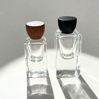 Botol Parfum Kaca Mewah Grosir 30ml 50ml Bentuk Kotak Bening Alas Tebal Kualitas Tinggi Custom Dengan Tutup Kayu