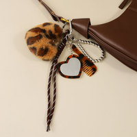 Nouveauté : Porte-clés Sac Cœur en Peluche Imprimé Léopard – Accessoire de Mode Universel Décoratif