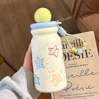 Bouteille d'eau isotherme en acier inoxydable à motif étoiles mignonnes avec couvercle à bille et cordon perlé, tasse thermos portable de voyage