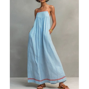Vestido maxi de tirantes finos con rayas verticales para mujer, con ribete en contraste rojo, cuello cuadrado, busto fruncido, estilo holgado para vacaciones - Product Image 1