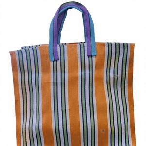 Sacs fourre-tout de plage écologiques et tendance en nylon recyclé tissé à la main, sacs de shopping réutilisables à fermeture éclair et rayés - Product Image 1