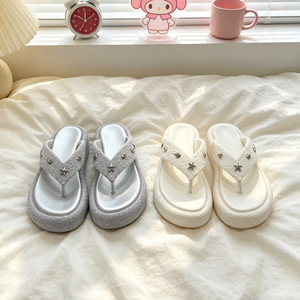 ODM OEM 2026 Venta al por mayor Sandalias de plataforma tipo tanga para mujer con dijes metálicos de estrella y corazón, parte superior de purpurina y pelusa, punta abierta, para playa, de fácil calzado - Product Image 3