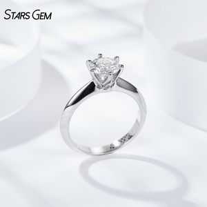 แหวนเพชรทรงกลมเจียระไนแบบบริลเลียนท์ 1 กะรัต รุ่น Six Prong Solitaire จาก Starsgem สี DEF เพชรเพาะเลี้ยงในห้องปฏิบัติการ หรือเพชรโมอิสซาไนต์ VVS เงินแท้ 925 - Product Image 4