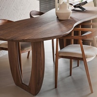 Nordischer Wabi-Sabi Stil Massivholz-Esstisch-Set mit Walnussfarben-Finish Unregelmäßige Form für Zuhause Besprechungen/Diskussionen