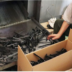 Goupilles de tente barbelées en plastique noir piquets de sol en PP tapis de mauvaises herbes agrafes de paillis d'ongles dans le jardinage - Product Image 6