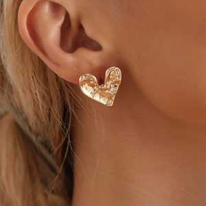 Hammered <b>Heart</b> <b>Earrings</b> Chic Punk Love-Shaped Metal <b>Stud</b> <b>Earrings</b> for Girls - Product Image 2