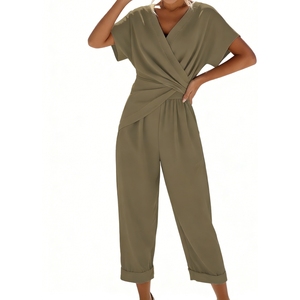 ชุดเซ็ต 2 ชิ้นสำหรับผู้หญิง - เสื้อคอวีแขนสั้นและกางเกงขาสั้นจั๊มปลายขาแฟชั่น - Product Image 2