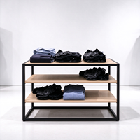 Portant à vêtements métallique robuste avec cadre noir, étagère en bois et tringle de suspension pour magasin de vêtements CE ETL Vente en gros