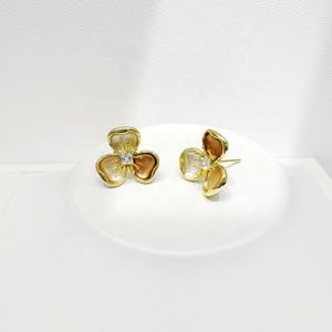 Pendientes de plata 925 al por mayor, coloridos, de verano, para niñas, a la moda, chapados en oro, coreanos, pequeños, con forma de flor, trébol y mariposa. - Product Image 1