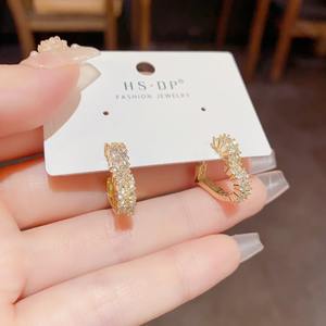 Nuevos pendientes de aro de alta calidad de moda de verano para mujer, nuevo diseño, exquisita perla envuelta en corazón, patrón de circón, regalo principalmente de cobre - Product Image 5