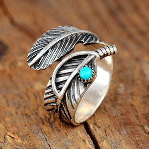 Anello Aperto Vintage con Texture a Piuma per Donne, Regolabile, Stile Boho, Accessorio Gioiello per Outfit Quotidiani - Product Image 1