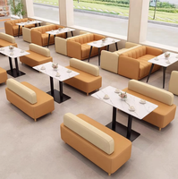 Ensemble complet de mobilier de restaurant : banquettes rembourrées, tables en marbre, canapés capitonnés crème – Vente en gros