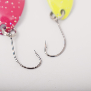 Señuelo giratorio de metal colorido para pesca de agua dulce con anzuelo y diseño brillante - Product Image 3